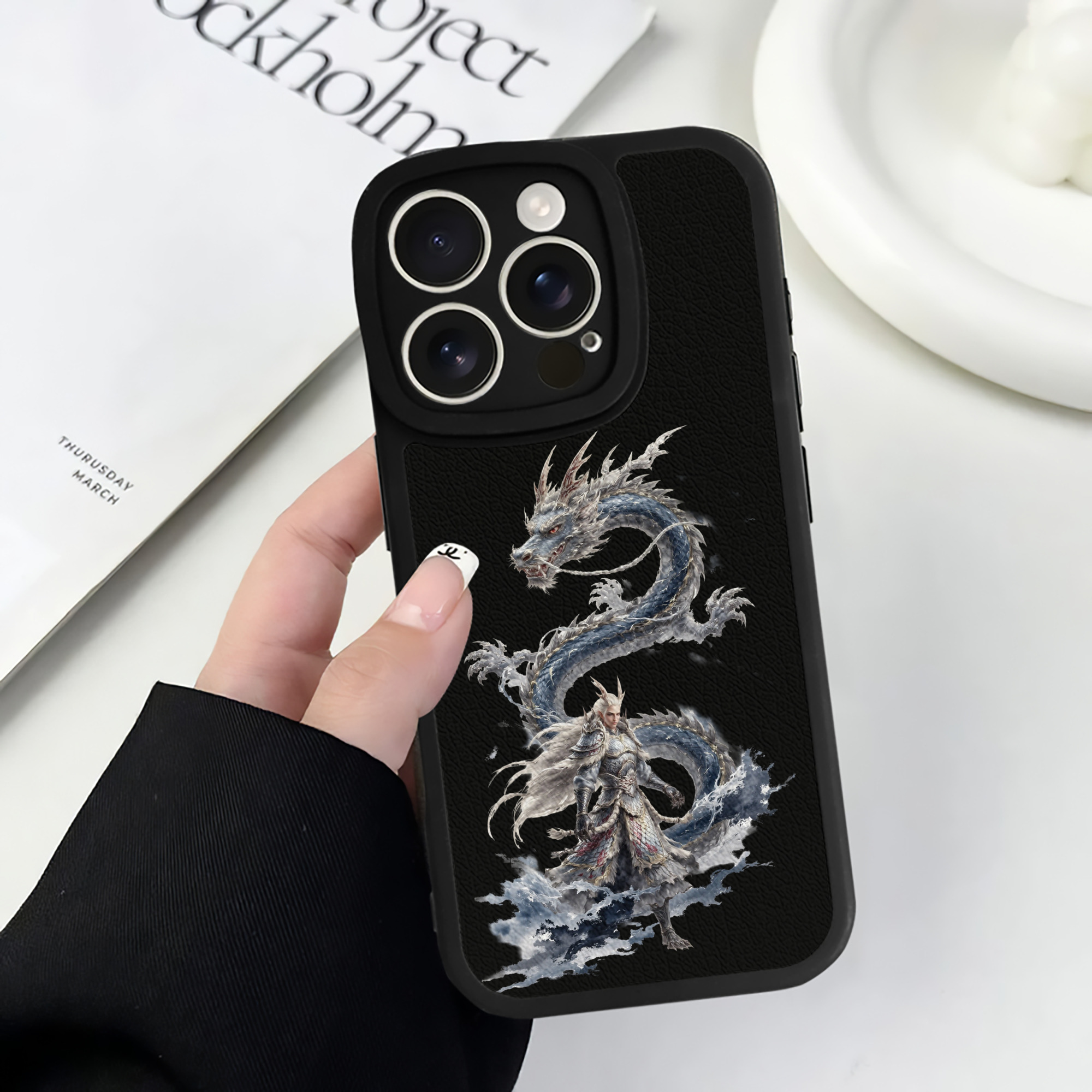 （画像用） Ne Zha 2 ナタ 魔童の大暴れ 【iPhone 16シリーズ対応】シリコンスマホケース（レザー調） 材質：シリコン